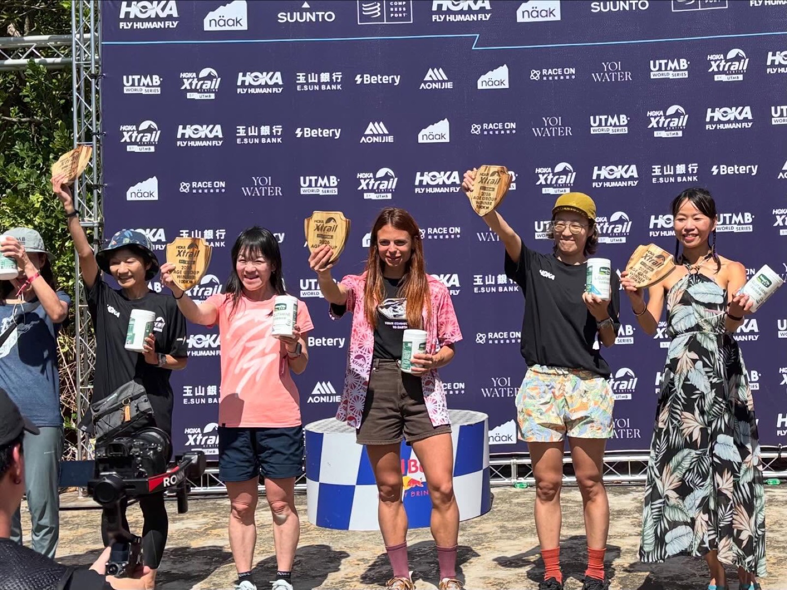 涼子在 2026 Xtrail Kenting by UTMB 100K 頒獎台